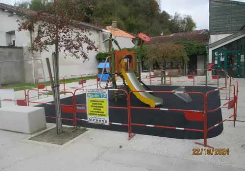 POSE DES JEUX DANS LA COUR DE L'ECOLE MATERNELLE